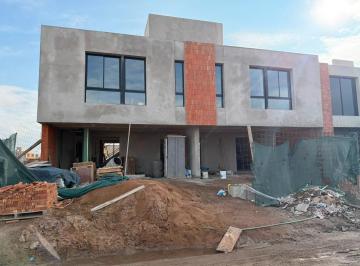 Casa · 140m² · 3 Ambientes · 2 Cocheras · Duplex en Venta y Financiado en Brisas de Manantiales