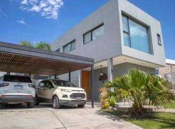 Casa · 230m² · 5 Ambientes · 4 Cocheras · Casa en Venta - El Canton
