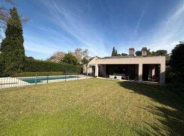 Casa · 351m² · 4 Dormitorios · Casa en en Venta con Excelente Ubicacion en Tortugas C. C