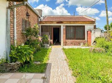 Casa · 120m² · 3 Ambientes · 1 Cochera · Casa 2 Dorm. en Venta La Plata con Cochera
