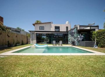 Casa · 250m² · 4 Ambientes · 2 Cocheras · Casa Tres Dorm. con Pileta y Quincho en Las Magnolias