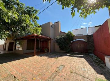 Casa · 301m² · 8 Ambientes · 2 Cocheras · Venta Amplia Casa 2 Plantas - Centro de Esperanza
