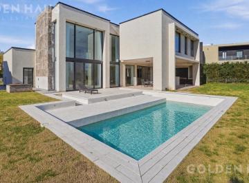 Casa · 1150m² · 5 Ambientes · 2 Cocheras · Casa en Venta con Piscina y 3 Dorm. en Suite en Valdevez
