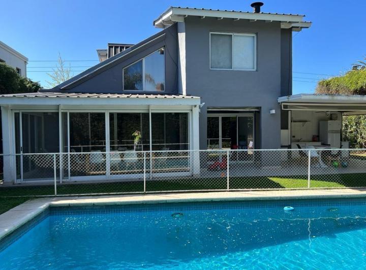 Casa · 300m² · 5 Ambientes · 2 Cocheras