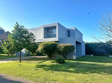 Casa · 2000m² · 3 Dormitorios · 2 Cocheras · Casa en Los Alamos Club de Campo