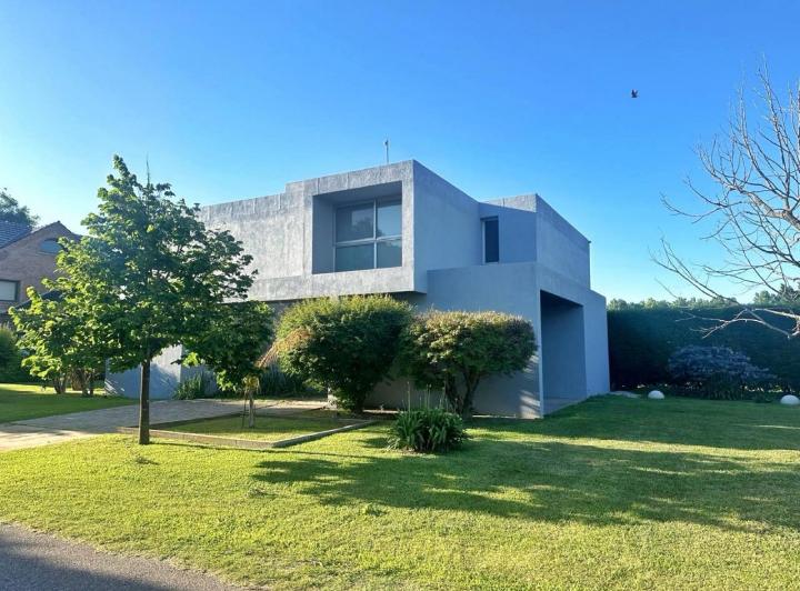 Casa · 2000m² · 3 Dormitorios · 2 Cocheras