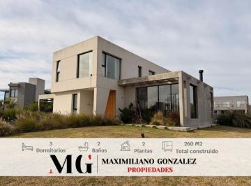 Casa · 250m² · 5 Ambientes · 1 Cochera · Casa Venta - Club de Campo La Martona