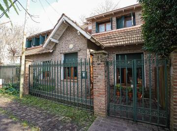 Casa · 254m² · 7 Ambientes · 1 Cochera · Casa de 4 Dorm. con Pileta. City Bell. (Centro)