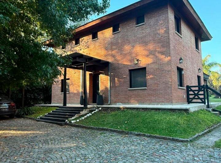 Casa · 182m² · 5 Ambientes · 2 Cocheras