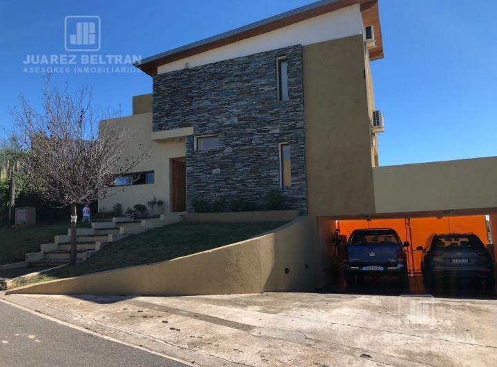 Casa · 240m² · 8 Ambientes · 2 Cocheras