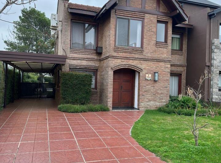 Casa · 212m² · 4 Ambientes · 3 Cocheras