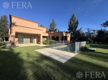 Casa · 211m² · 4 Ambientes · 2 Cocheras · Venta de Casa 4 Ambientes con Piscina y Cochera en Miralagos - La Plata