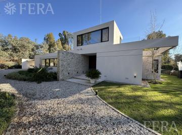 Casa · 270m² · 5 Ambientes · 2 Cocheras · Venta Casa 5 Ambientes con Piscina en Campos de Roca I - Brandsen
