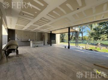 Casa · 161m² · 4 Ambientes · 2 Cocheras · Venta de Casa 4 Ambientes con Cochera y Pisciona en Miralagos - La Plata