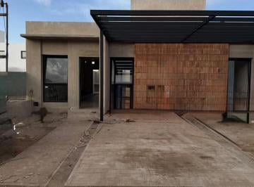 Casa · 70m² · 5 Ambientes · 2 Cocheras · Dúplex en Venta en Quebradas de Manantiales