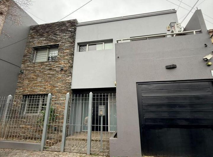 Casa · 330m² · 4 Ambientes · 2 Cocheras