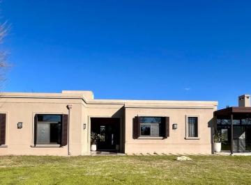 Casa · 193m² · 3 Ambientes · Casa en Venta con Pileta de Natación en Manzanares - Pilar