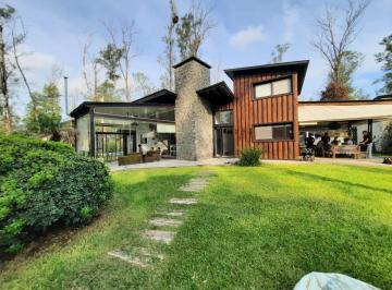 Casa · 180m² · 5 Ambientes · Casa de 3 Dorm. en Campo Timbo