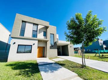 Casa · 217m² · 5 Ambientes · 3 Cocheras · Alquiler Casa 5 Ambientes Lagoon Pilar