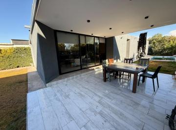 Casa · 159m² · 3 Dormitorios · 2 Cocheras · Casa en B° Vieytes