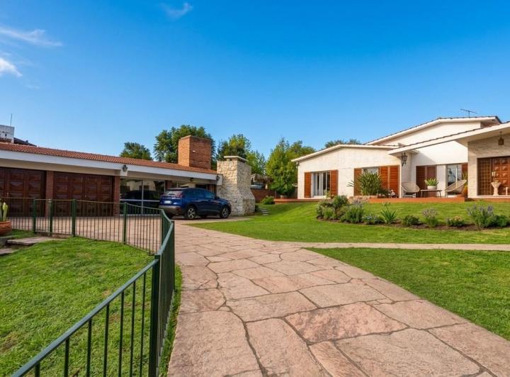 Casa · 368m² · 5 Ambientes · 2 Cocheras