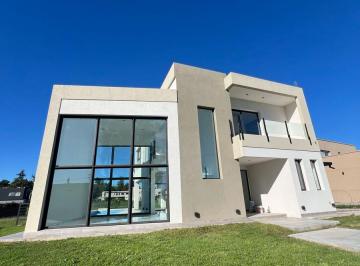 Casa · 240m² · 4 Ambientes · Casa 4 Ambientes en 2 Plantas con Piscina en Alquiler - Hudson Park
