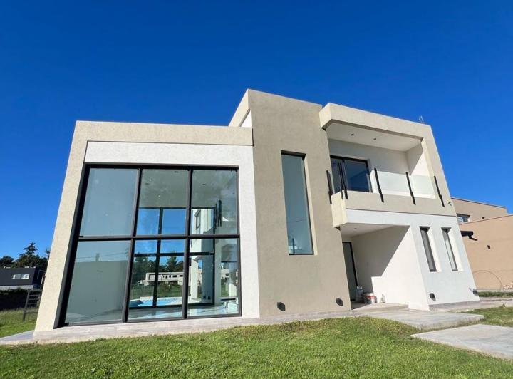 Casa · 240m² · 4 Ambientes
