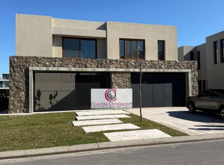Casa · 429m²