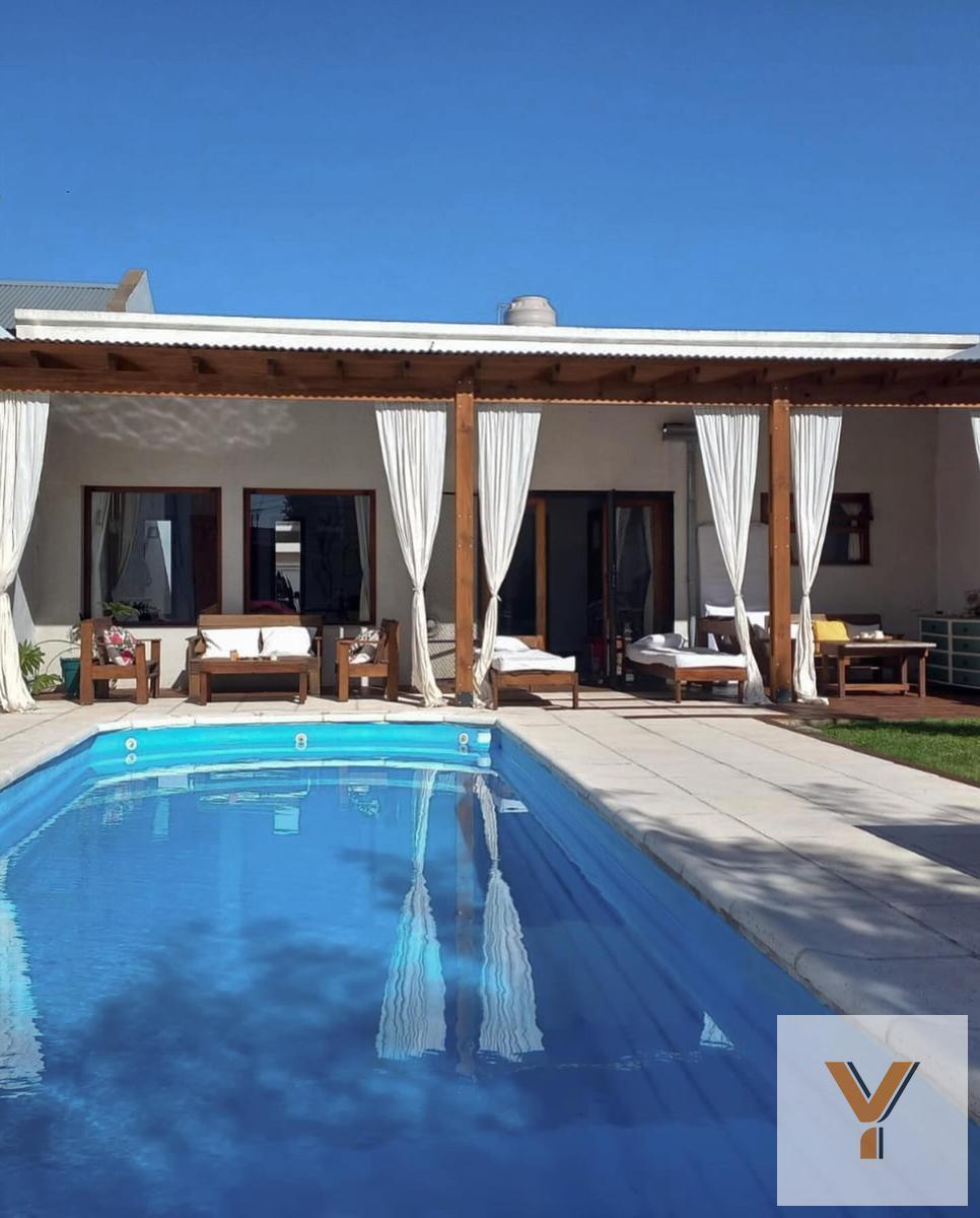 Casa de tres dormitorios en venta ubicada sobre Pasaje Balcarce entre San Lorenzo y 14 de Julio