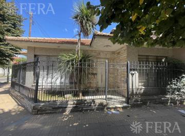 Casa · 150m² · 4 Ambientes · 1 Cochera · Venta Casa 4 Ambientes con Cochera y Jardín en Wilde