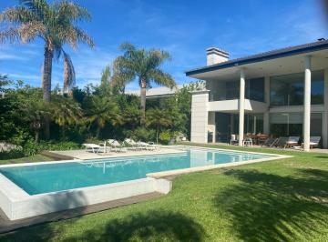 Jardin pileta · Casa Sobre La Laguna | 1.150 m² | 4 Suites | Ascensor I Amarra I Orien. Noroeste