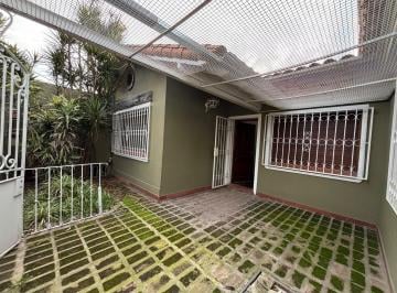 Casa · 140m² · 3 Ambientes · 2 Cocheras · Venta Casa Chalet 3 Ambientes Cochera Patio Lomas de Zamora