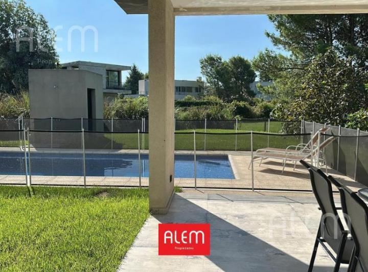 Casa · 300m² · 5 Ambientes · 2 Cocheras