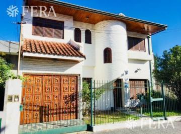 Casa · 210m² · 5 Ambientes · 1 Cochera · Venta de Casa 5 Ambientes en Wilde con Cochera y Fondo Libre con Quincho