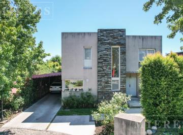 Casa · 240m² · 6 Ambientes · 2 Cocheras · Casa en Venta en El Barrio Santa Agustina