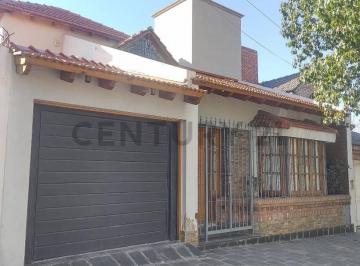 Casa · 111m² · 2 Ambientes · 1 Cochera · Venta de Casa