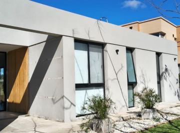 Casa · 490m² · 4 Ambientes · Casa - Santa Elena