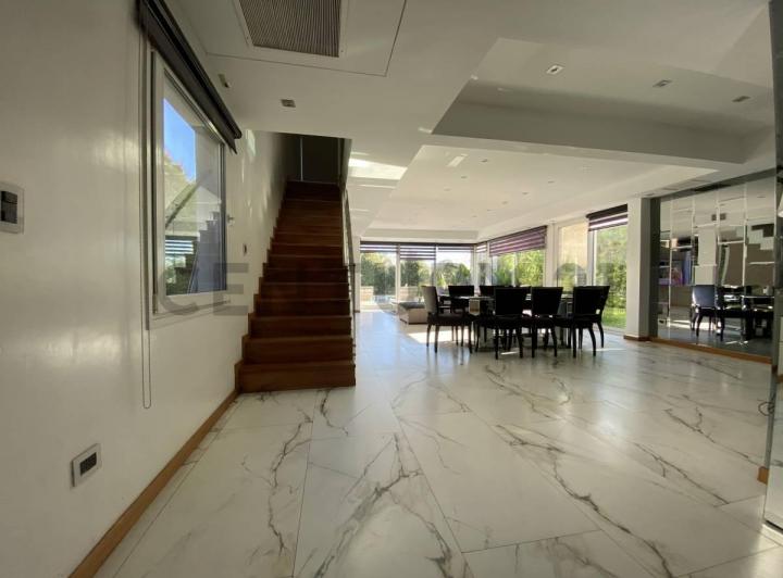 Casa · 220m² · 4 Ambientes · 2 Cocheras