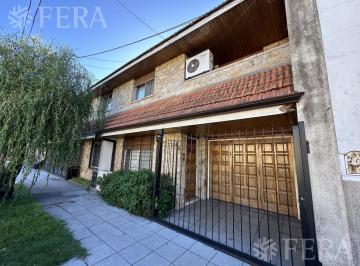 Casa · 102m² · 4 Ambientes · 1 Cochera · Venta PH de 4 Ambientes con Cochera y Jardin en Quilmes