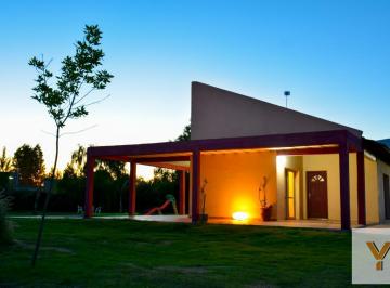 Casa · 160m² · 6 Ambientes · 1 Cochera · Casa en Venta Más Cabaña Alpina - 4 Dorm. en Total, 2 Baños - Pileta - 2500 m² - Olavarría