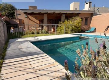 Casa · 250m² · 7 Ambientes · 2 Cocheras · Casa de 4 Dorm. en Florencia Nightingale 4547 Valle del Cerro, Córdoba.