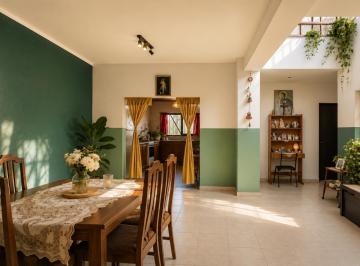 Casa · 136m² · 7 Ambientes · Casa en Lote Propio de 320 m² con Excelente Fondo Libre