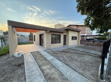 Casa · 80m² · 2 Dormitorios · 1 Cochera · Casa en Venta en La Falda