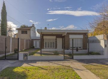 Casa · 175m² · 4 Ambientes · 4 Cocheras · Casa en Venta Jose Marmol de 4 Ambientes