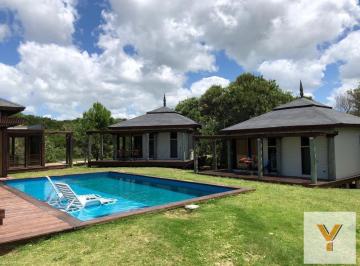 Edificio · 277m² · 6 Ambientes · Casas en Venta - 4 Dorm. 2 Baños - 277 m² - Balneario La Esmeralda