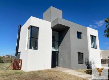 Casa · 188m² · 5 Ambientes · 1 Cochera · Casa en Venta - 3 Dorm. 4 Baños - Cochera - 836 m² - Escobar