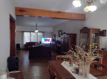 Casa · 200m² · 5 Ambientes · 1 Cochera · Casa Chalet en Venta en Villa Ballester, San Martin, G. B. a. Zona Norte