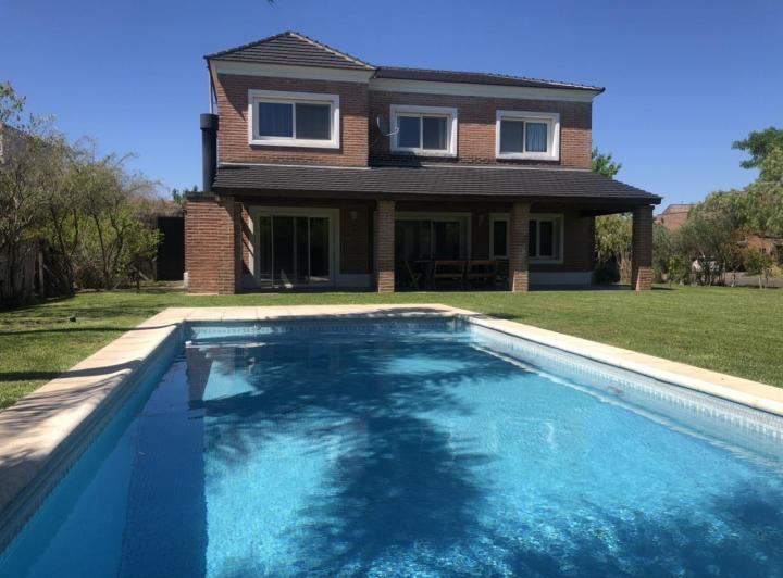 Casa · 220m² · 6 Ambientes · 1 Cochera