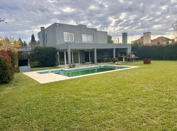 Casa · 239m² · 6 Ambientes · 3 Cocheras · Casa 4dorm Interna en Venta en San Isidro Labrador, Villanueva, Tigre