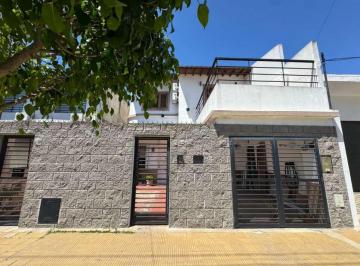 Casa · 160m² · 4 Ambientes · 1 Cochera · Venta - Casa PH 4 Ambientes Al Frente - con Garage, Patio, Balcon Privado y Parrilla - Caseros Norte